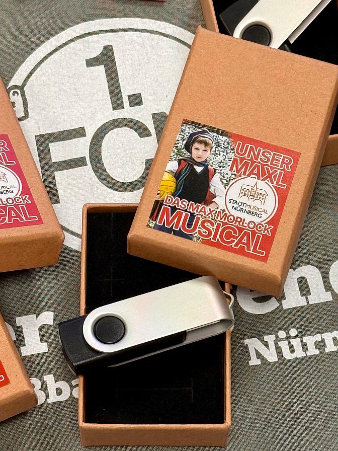 USB-Stick mit Videoaufnahme der Premiere von "Unser Maxl"